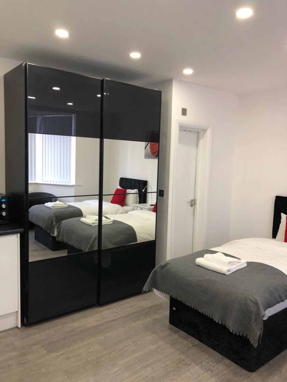 Bluegreen Suites Edgware Bagian luar foto
